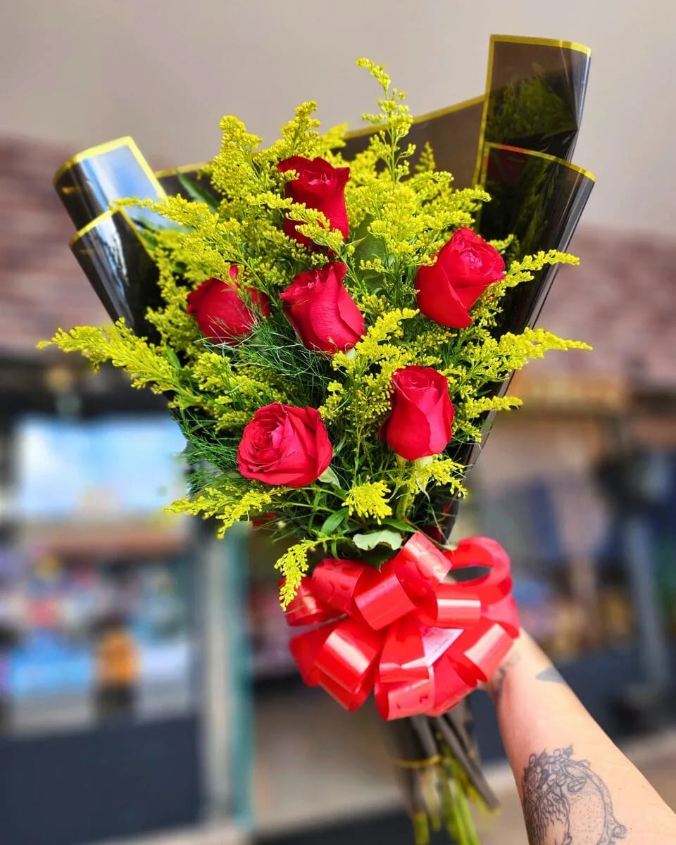 Buquê Luxo de 7 Rosas Vermelhas